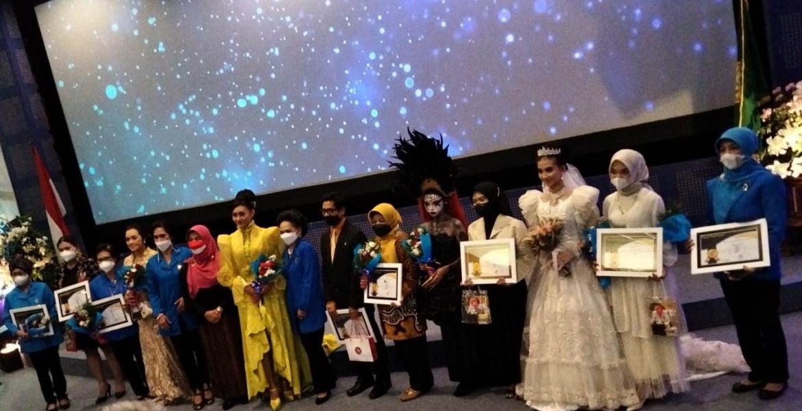 Prestasi Mahasiswa Tata Rias AKS – AKK Yogyakarta mendapat piagam penghargaan dari Tiara Kusuma DPD DIY